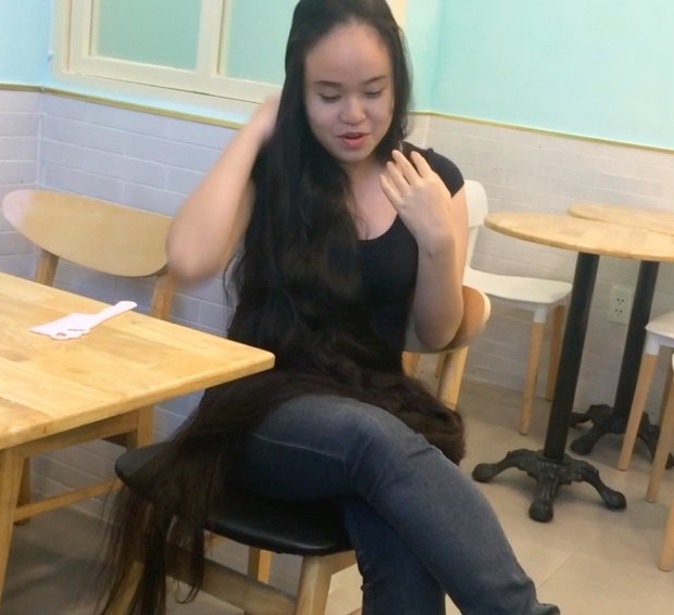 VIDEO - Beyond floor length hair play in cafe