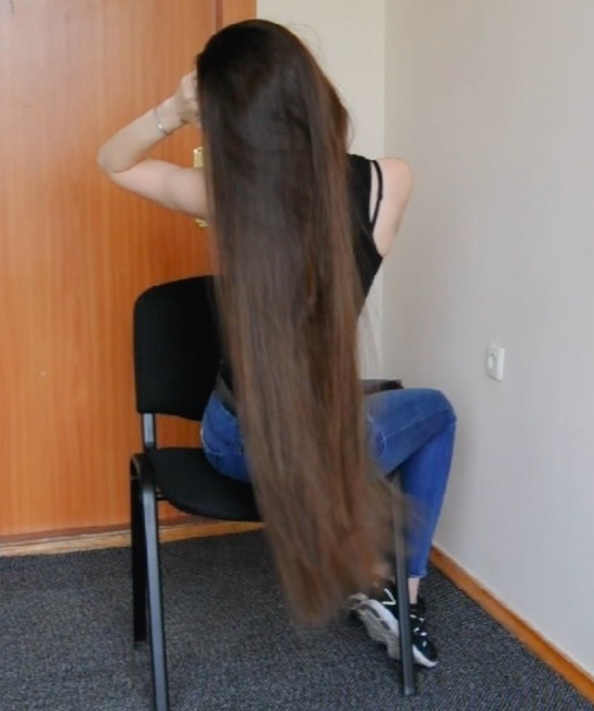 VIDEO - Perfect thigh length hair brushing