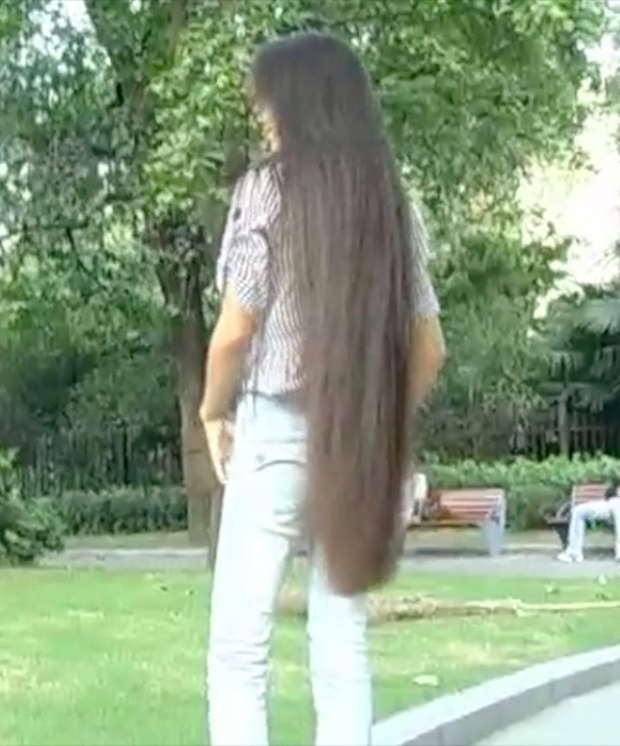 VIDEO - Chinese knee length hair play outside