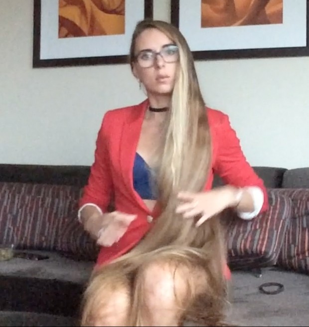 VIDEO - Kateryna´s red blazer