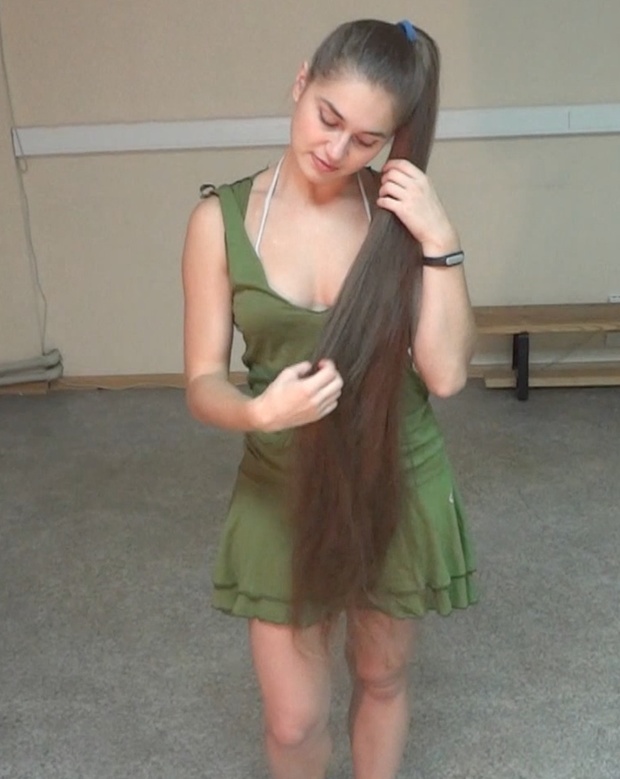 VIDEO - Knee length hair dancer 2
