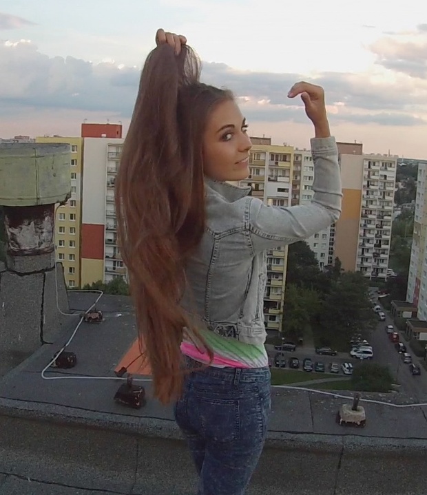 VIDEO - Perfect hip length hair play