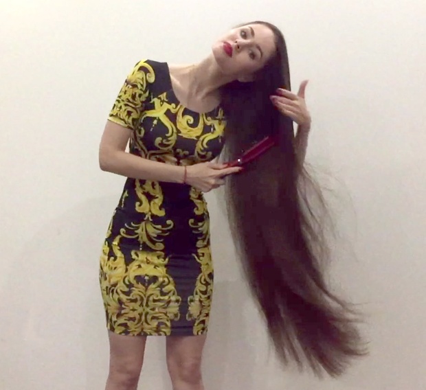 VIDEO - Thigh length brunette hair