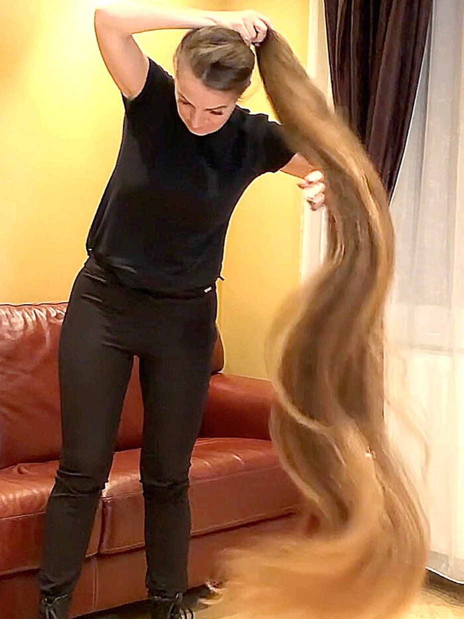 VIDEO - Real Life Rapunzel's hair in the sofa - RealRapunzels