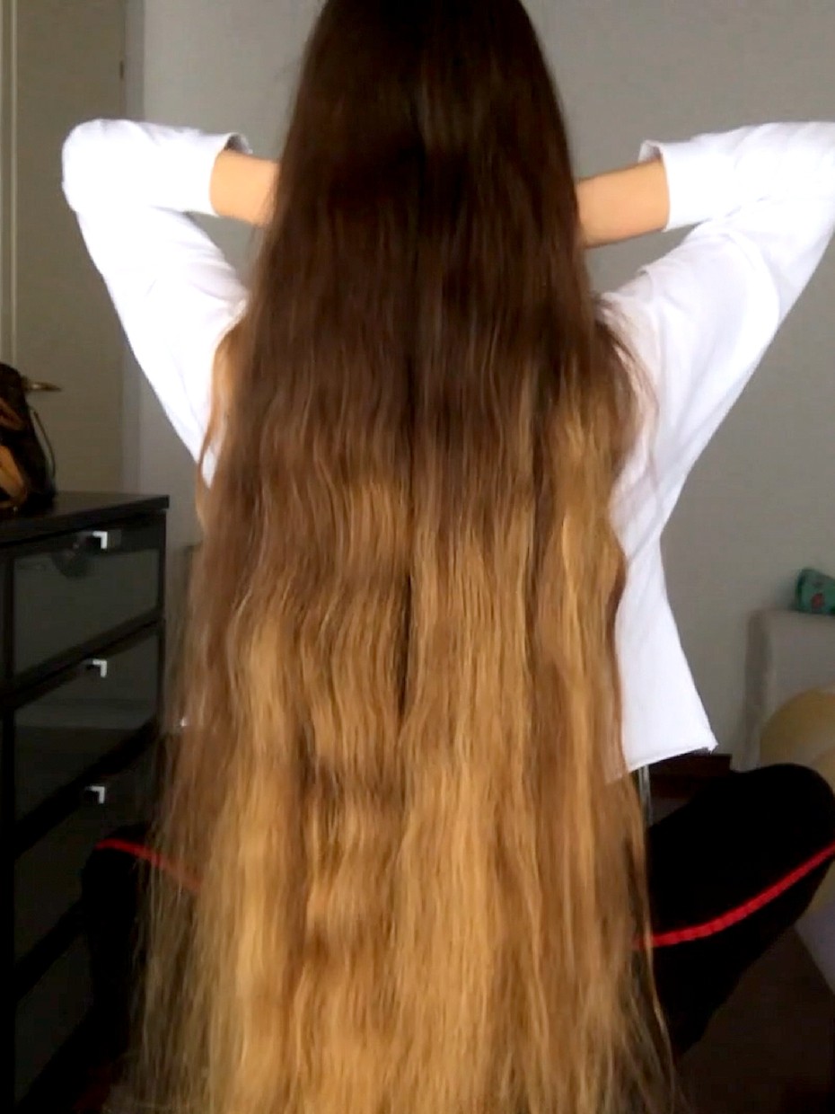 VIDEO - Ottavia's long silky hair - RealRapunzels