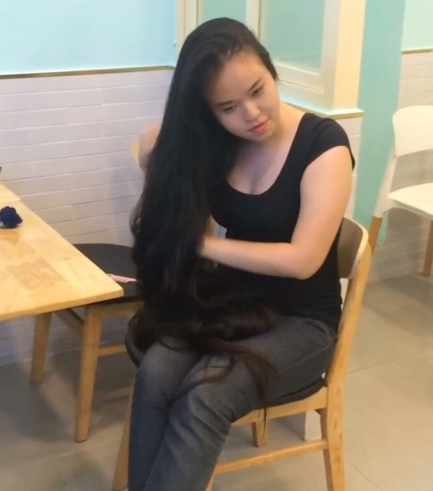 VIDEO - Beyond floor length hair play in cafe