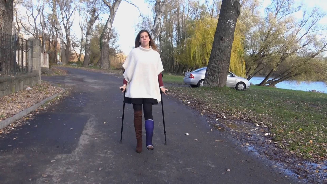 Lizzy 18025 SLC I can crutch in this boot 23 min Swecrutch